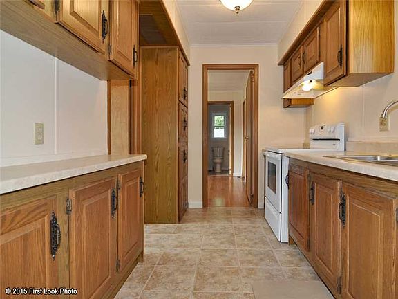 4th image of 131 Holiday Ct