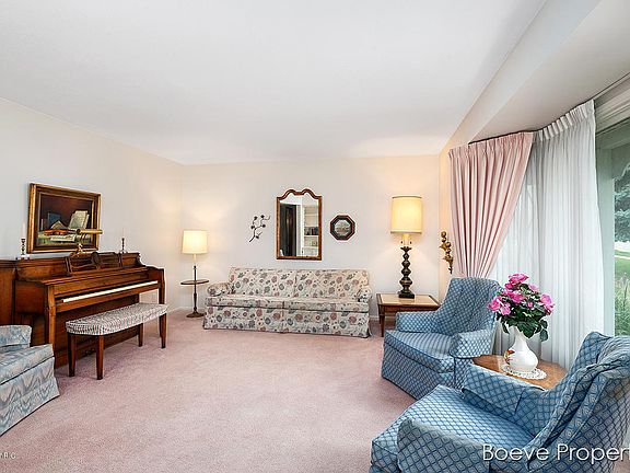 3rd image of 3292 Yellowstone Dr SW