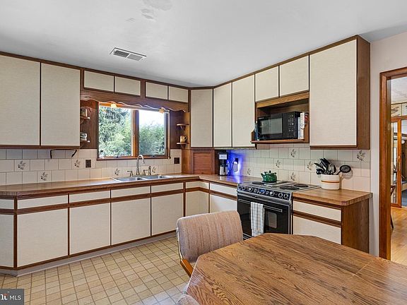 4th image of 1502 Upper Greenbriar Rd