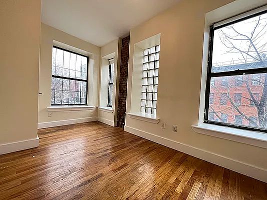 3rd image of 136 Hart St #1