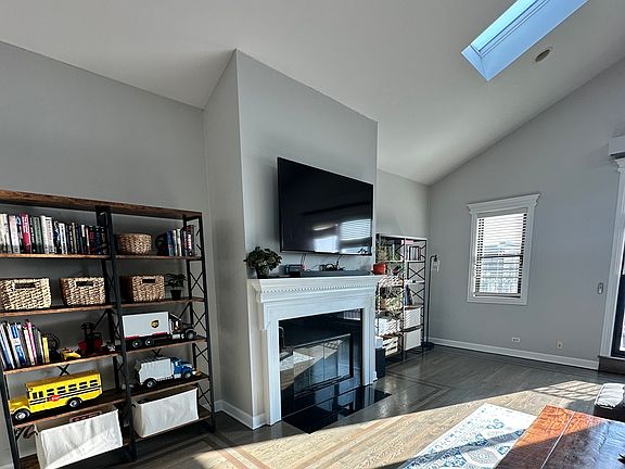 2nd image of 2457 N Lincoln Ave APT 4