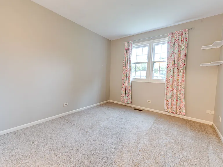 5S735 Park Meadow Dr — Photo 14