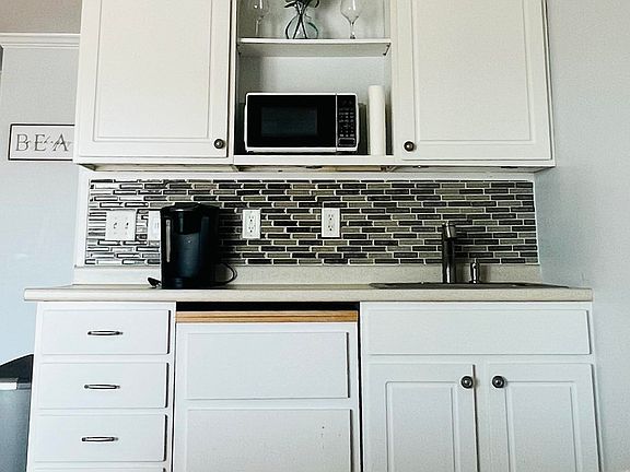 4th image of 6 Ashworth Avenue #12