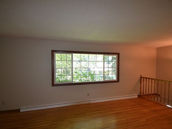 3rd image of 825 49 1/2 Ave NE