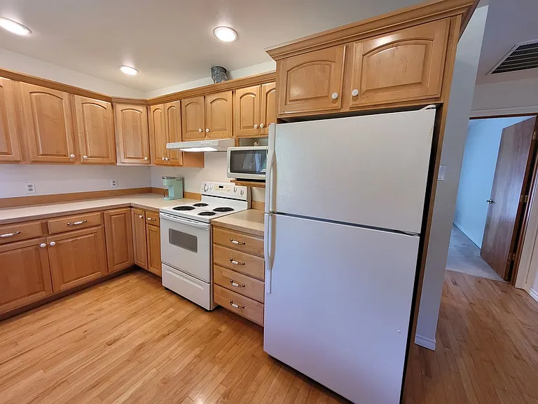 625 1/2 Marine Dr — Photo 14