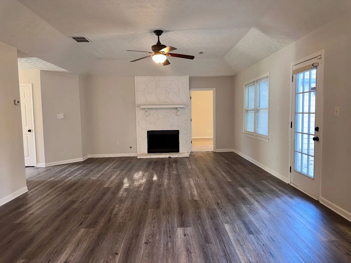 Spacious 3 Bed/2 Bath Ranch in on Quiet Well Kept Street!! — Photo 4