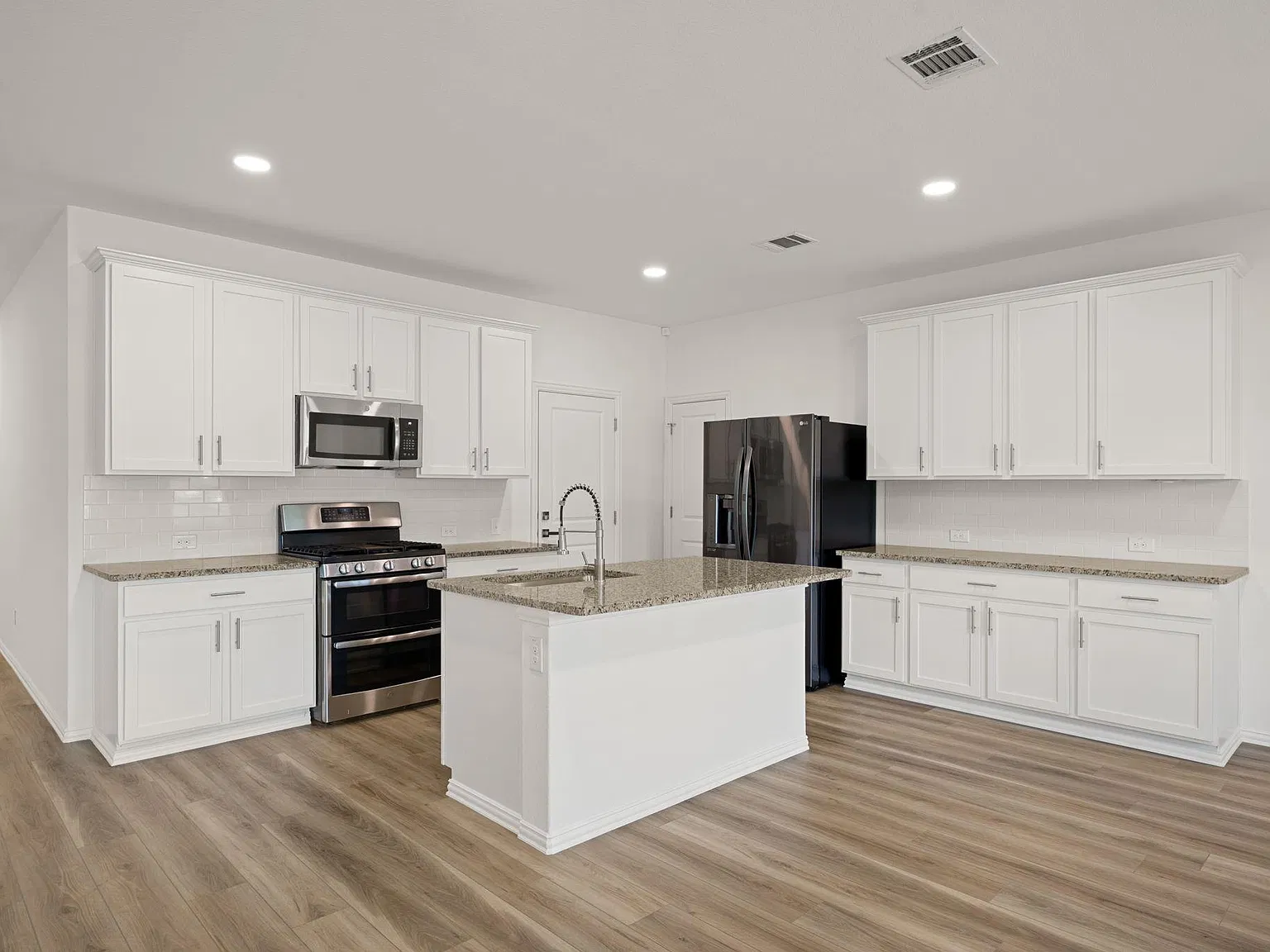 5 bed, 3.0 bath, 2316 sqft, $2,600 — Photo 3