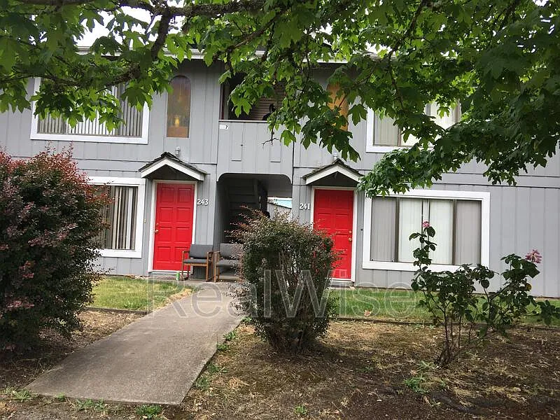 2 bed, 1.0 bath, 660 sqft, $1,050 — Photo 2