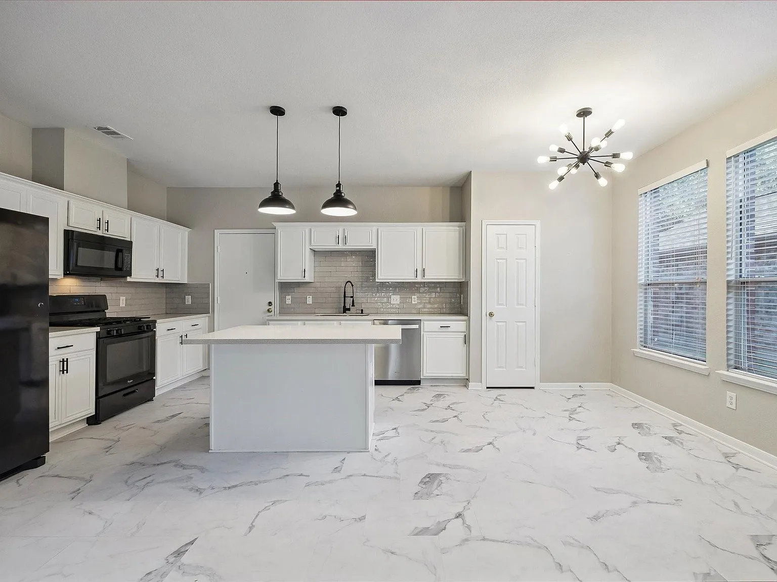 4 bed, 2.5 bath, 2404 sqft, $2,600 — Photo 4