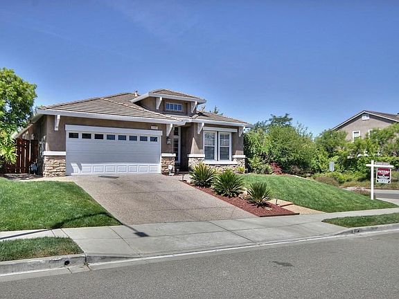 3rd image of 25505 Crestfield Dr