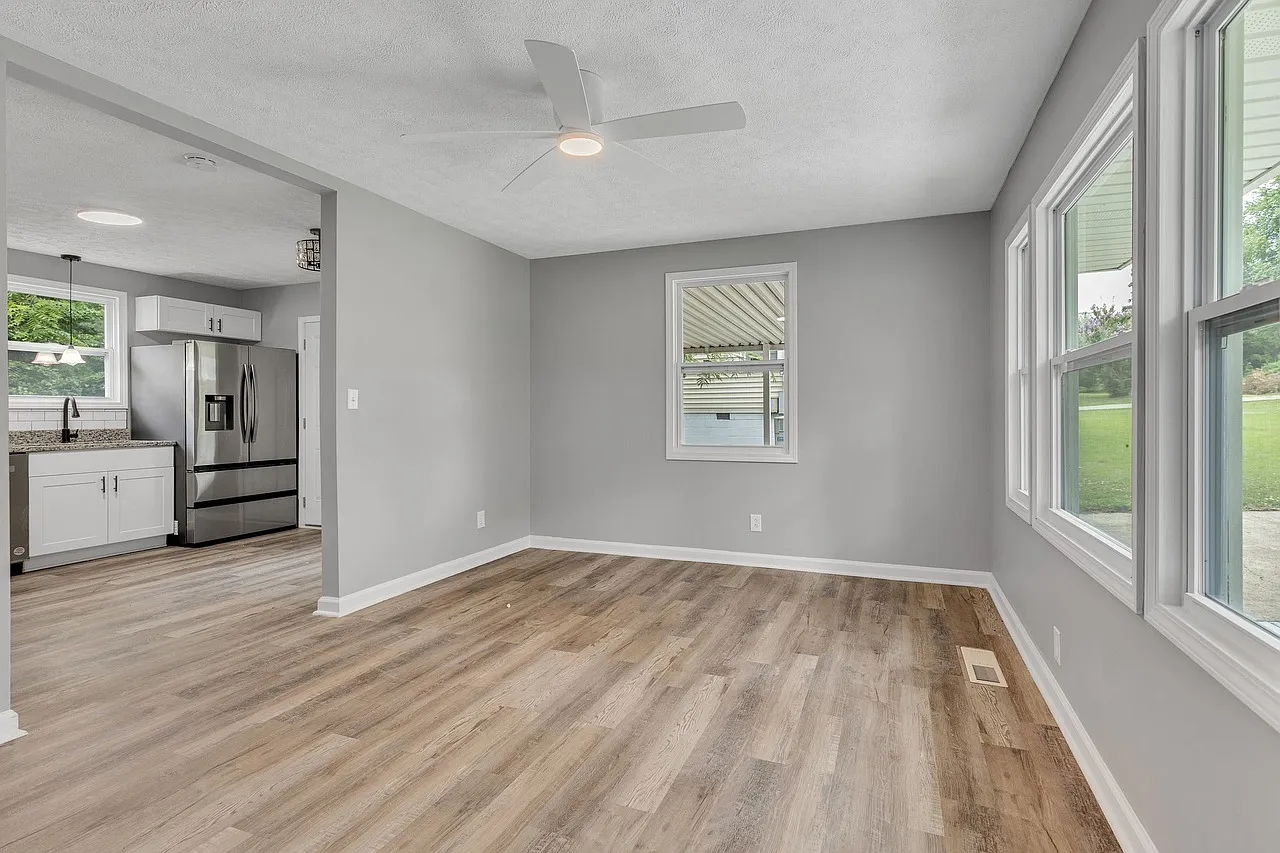 3 bed, 975 sqft, $1,975 — Photo 2