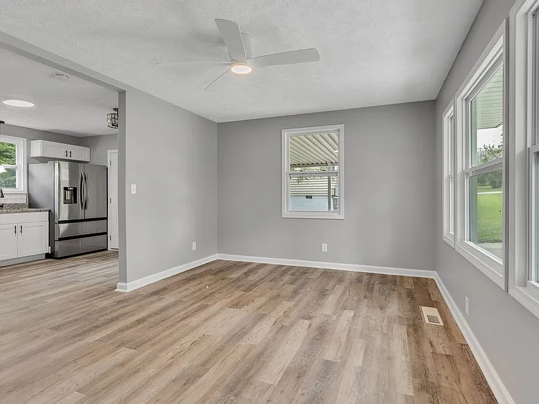 2923 Emery Dr — Photo 2