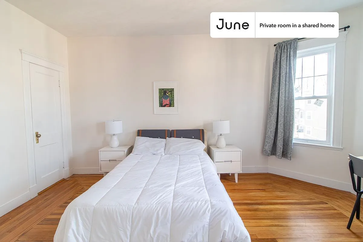 Queen bedroom in 4 bed/1 bath home in Dorchester Center #1733 A — Photo 2