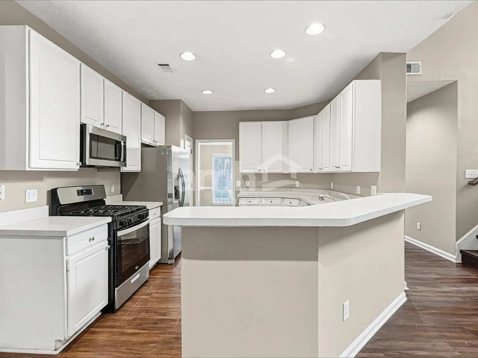 4 bed, 2.5 bath, 2492 sqft, $2,570 — Photo 3