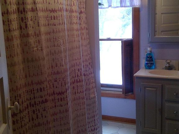 3rd image of 713 W Jefferson St