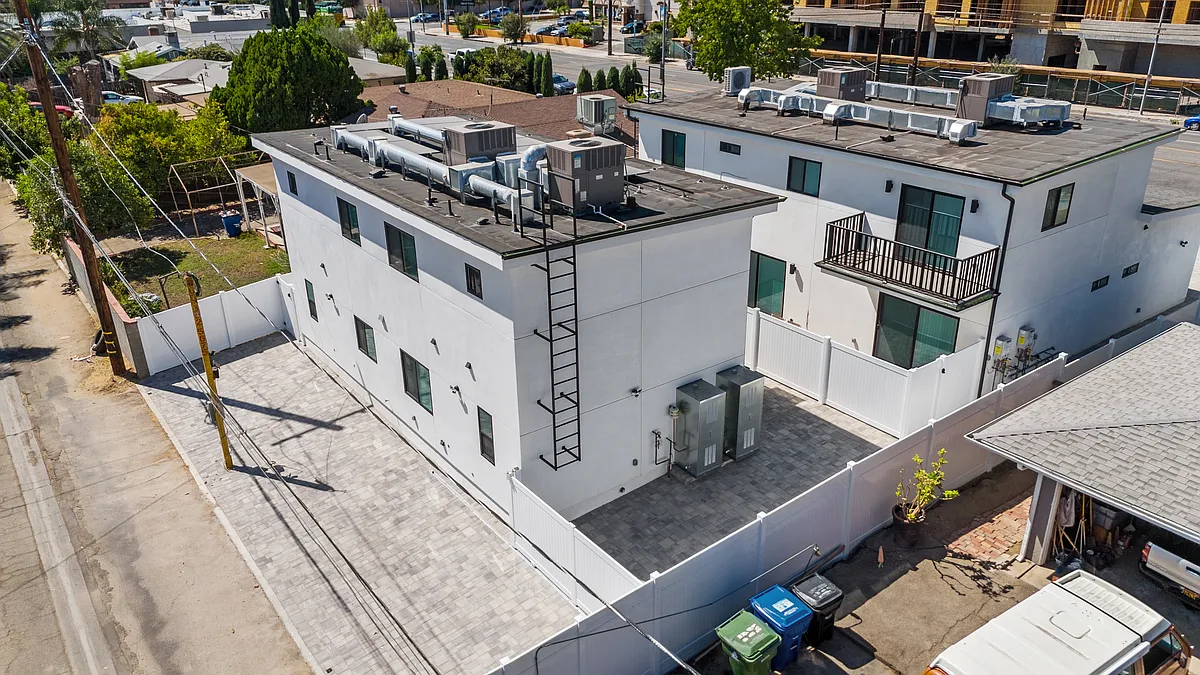Building Photo - 11142 Woodley Ave #1/2
