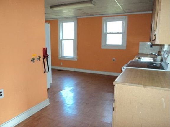 2nd image of 637 W Church St