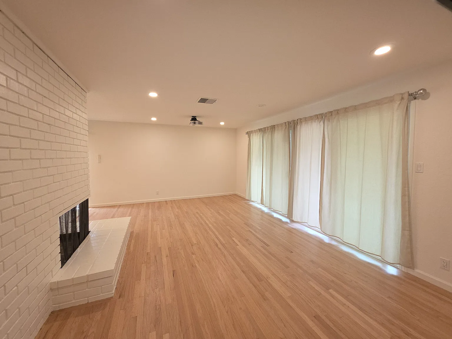 3 bed, 1371 sqft, $4,990 — Photo 4
