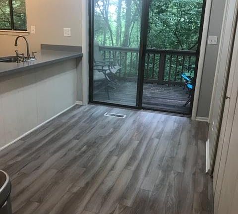 3rd image of 1001 N Oak Dr