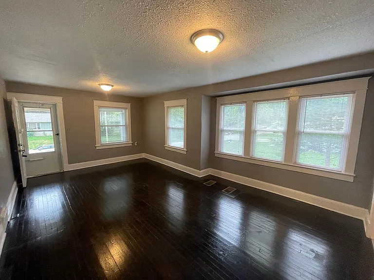 8226 Flora Ave — Photo 4