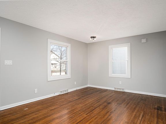 Large living room on entry