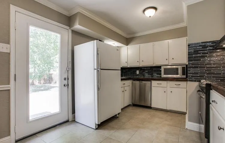 4 bed, 1385 sqft, $2,200 — Photo 3