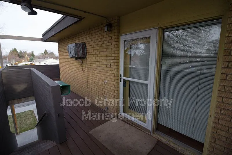 2 bed, 1.5 bath, 1250 sqft, $1,095 — Photo 2