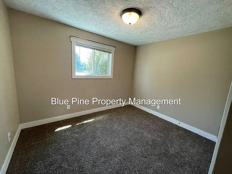 1201 N Skyline Dr #4 — Photo 7