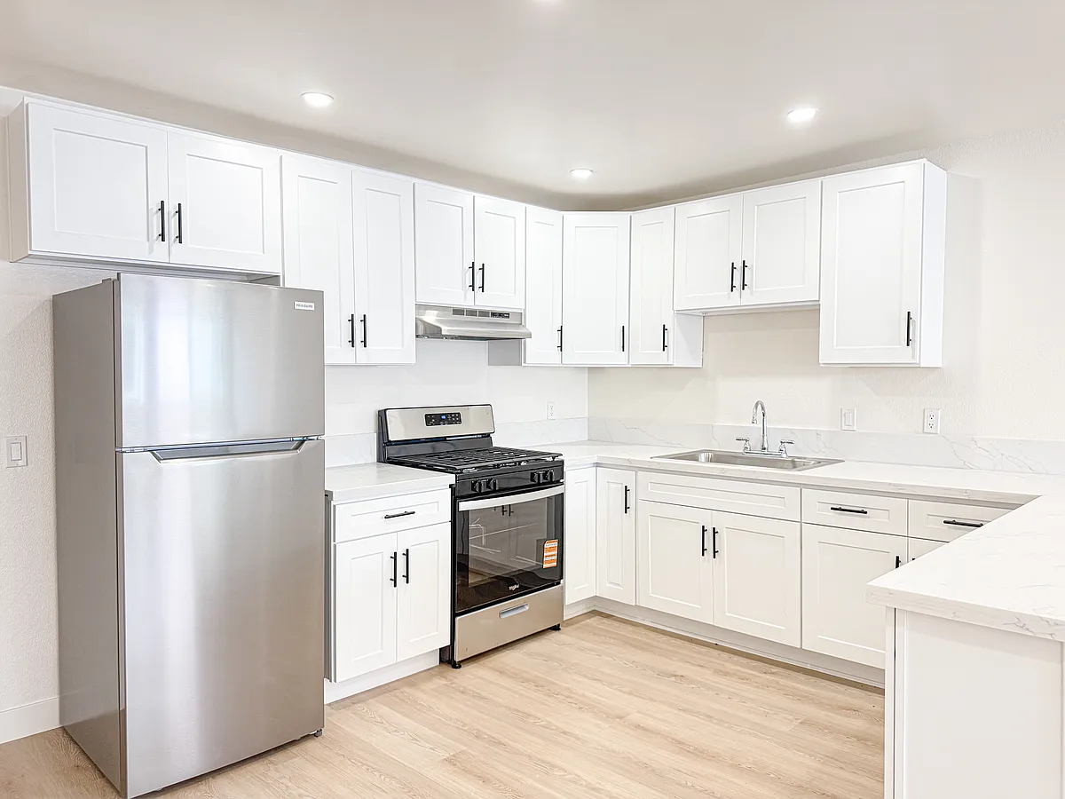 Building Photo - 1162 Elm Ave #21
