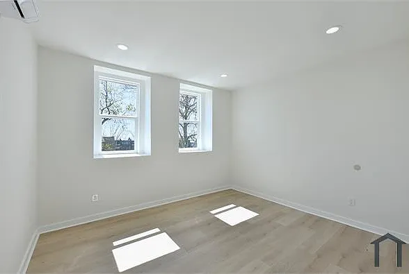 2330 Bryant Ave #4 — Photo 10