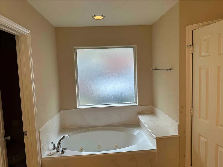 1104 Hidden Oaks St — Photo 14