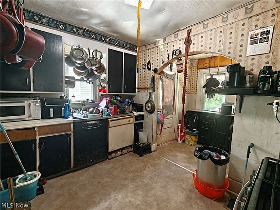 4th image of 1135 Oak Ave NW