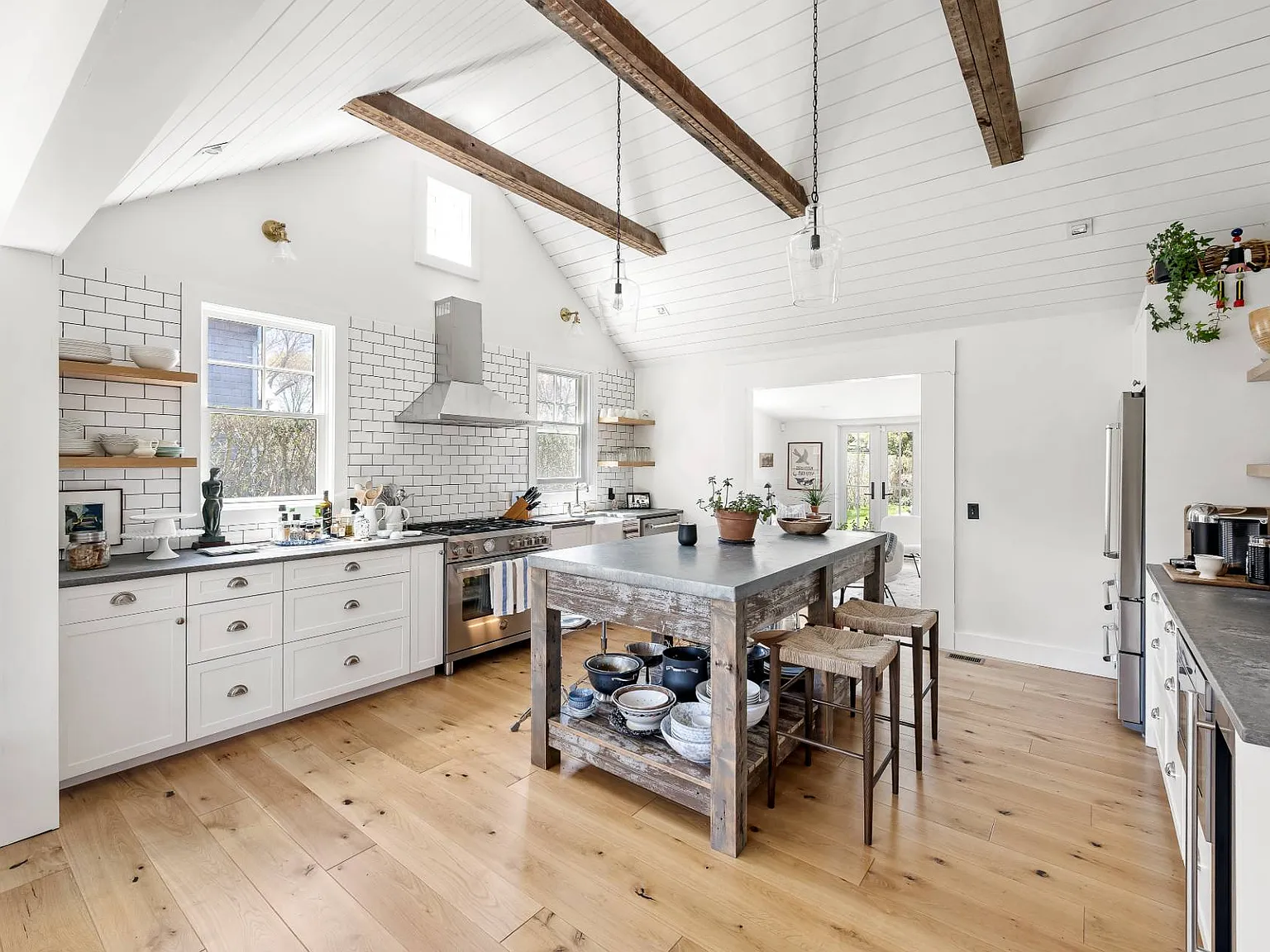 Charming Barn-Style Retreat — Photo 4