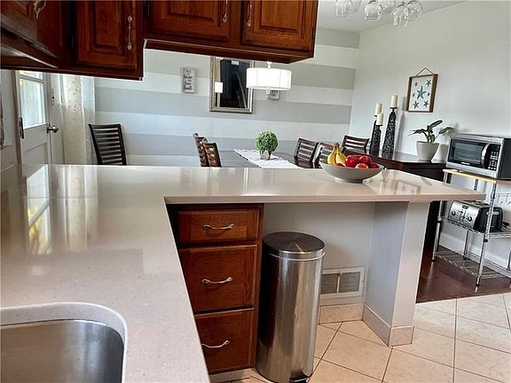 4th image of 209 Holly Hill Dr