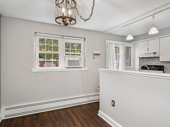 3rd image of 200 Maplewood Dr APT D8