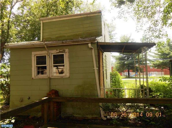 2556 Green St, Chester, PA 19013
