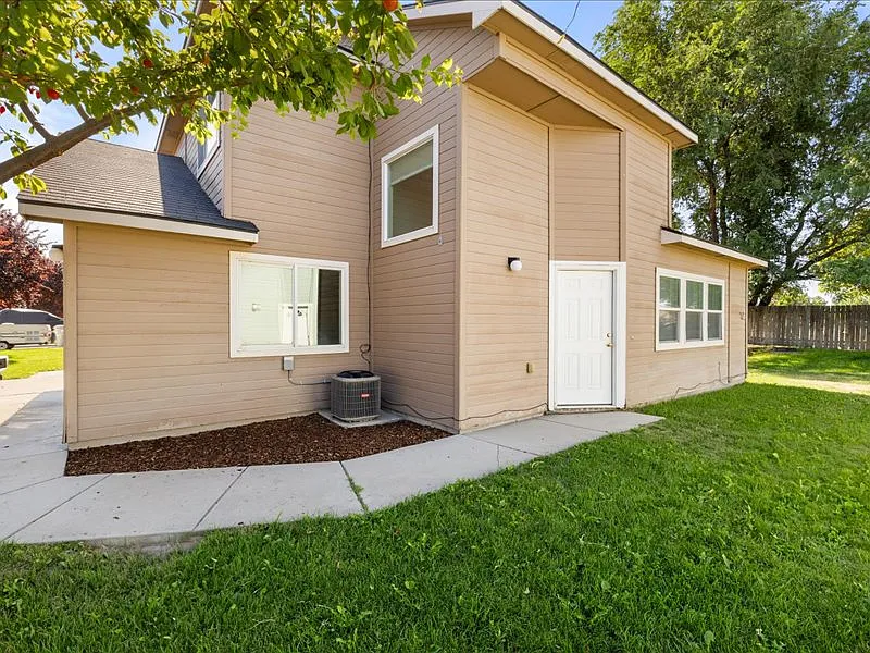 2 bed, 1.5 bath, 938 sqft, $1,575 — Photo 3