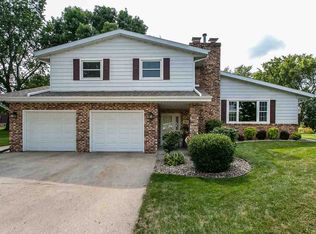 1029 1st St SW, Dyersville, IA 52040