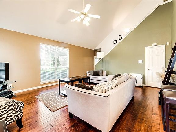 3rd image of 1301 W Branch Hollow Dr