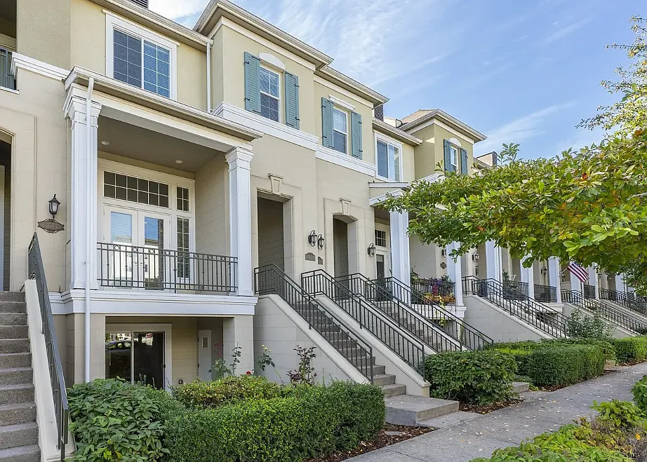 3 bed, 3.5 bath, 2400 sqft, $3,299 — Photo 2