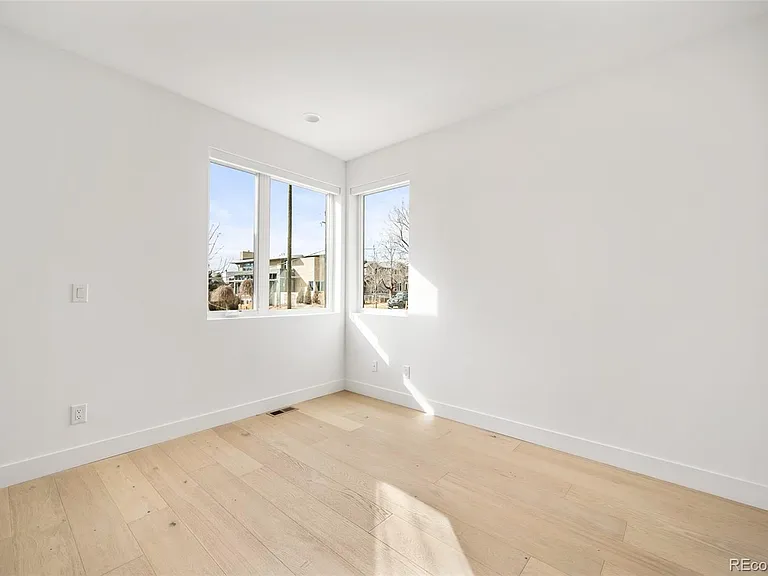 290 Monroe St — Photo 17