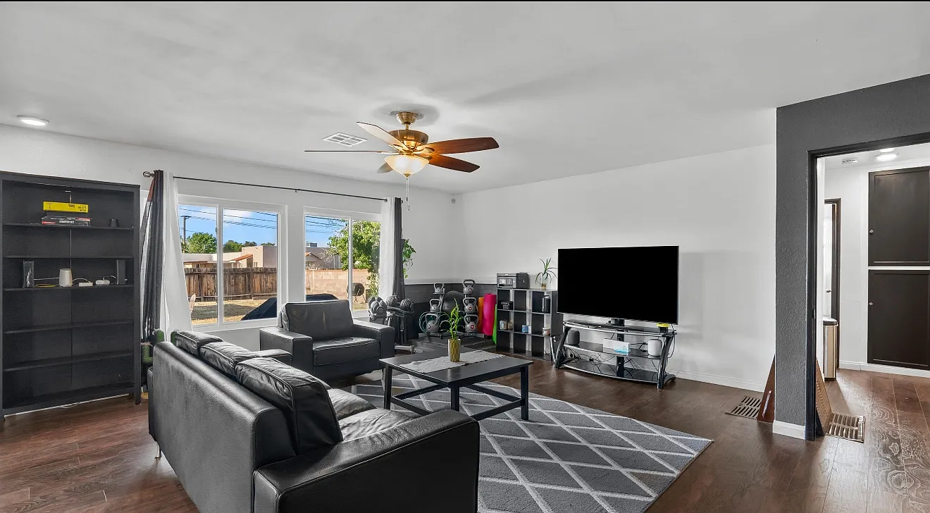 1327 W Ivesbrook St — Photo 3