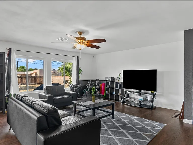 1327 W Ivesbrook St — Photo 3