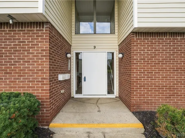 9 Southcreek Ct #B, East Amherst, NY 14051