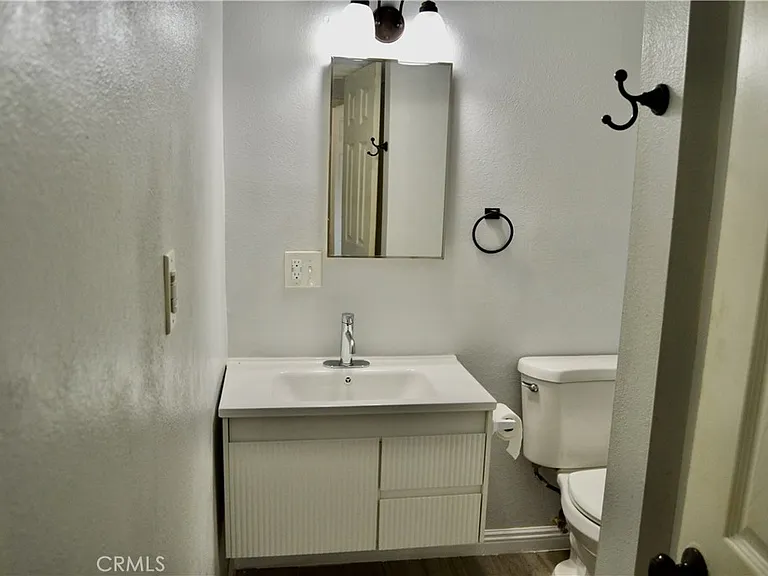 894 N Orange St — Photo 20