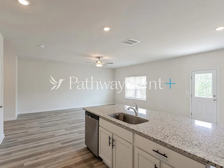 608 Mackenzie Cv — Photo 7