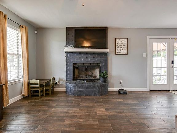 3rd image of 906 Audra Ln