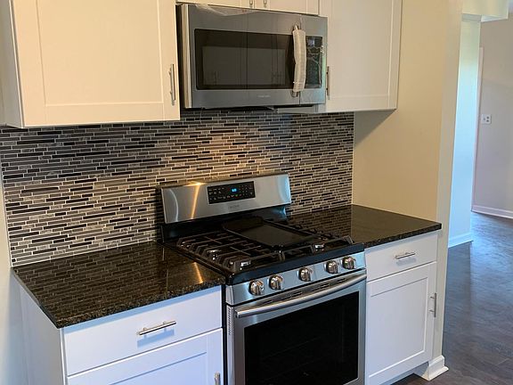 3rd image of 207 E Ellis Ave