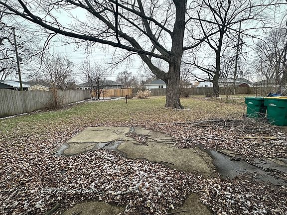 4th image of 1127 Plaza Dr