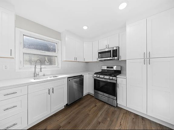 3rd image of 18 E 3rd St Floor 2